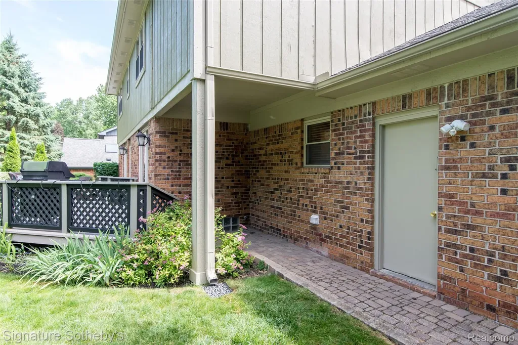 576 Ten Point Drive Rochester Hills City MI 48309