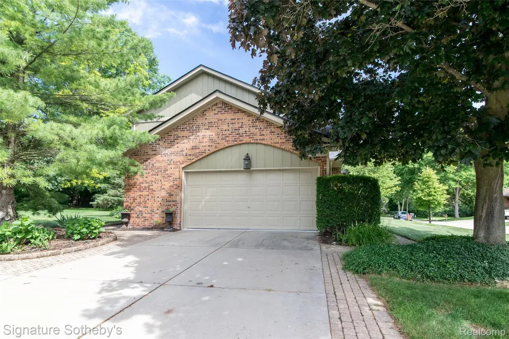 576 Ten Point Drive Rochester Hills City MI 48309