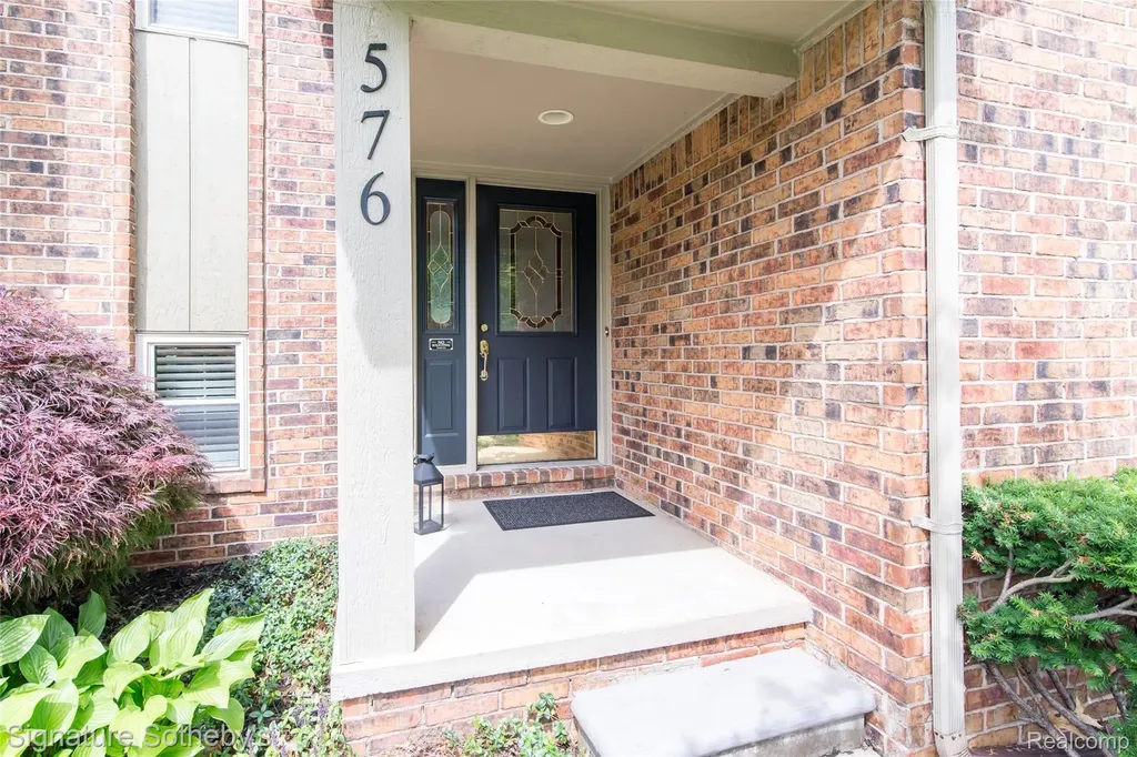 576 Ten Point Drive Rochester Hills City MI 48309