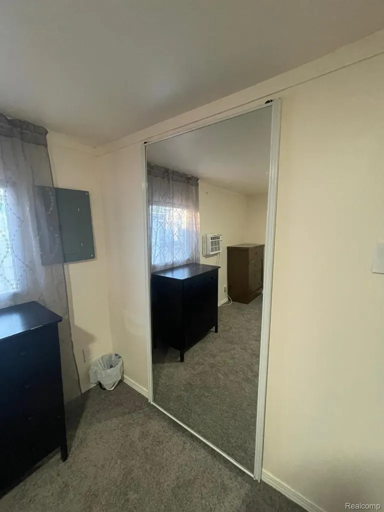 17297 W Outer Drive Dearborn Heights City MI 48127