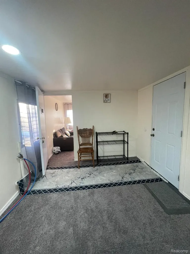 17297 W Outer Drive Dearborn Heights City MI 48127