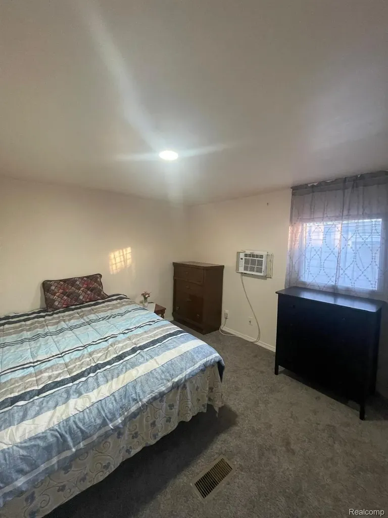 17297 W Outer Drive Dearborn Heights City MI 48127