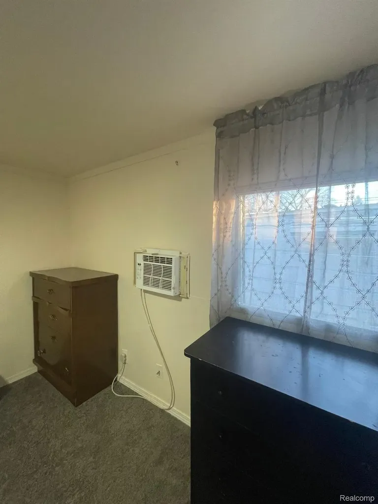 17297 W Outer Drive Dearborn Heights City MI 48127