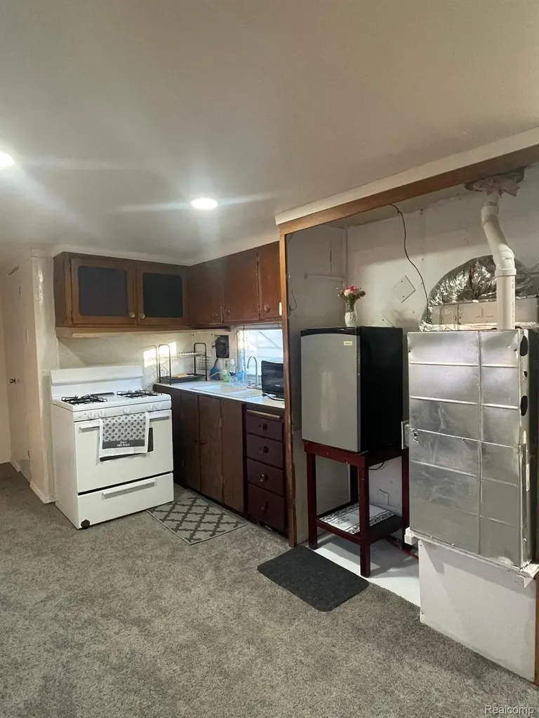 17297 W Outer Drive Dearborn Heights City MI 48127