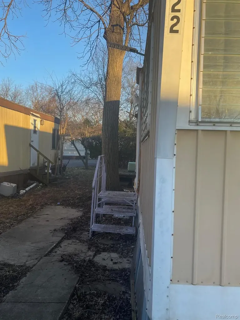 17297 W Outer Drive Dearborn Heights City MI 48127