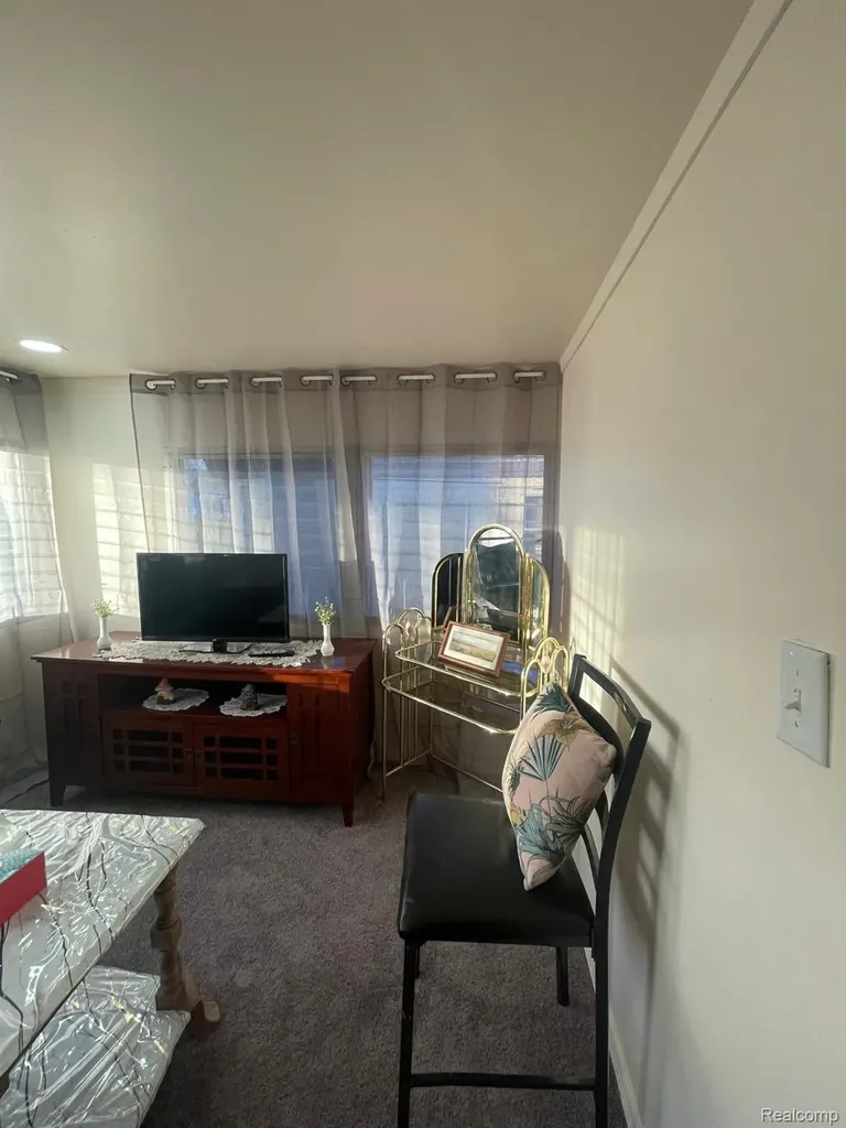 17297 W Outer Drive Dearborn Heights City MI 48127