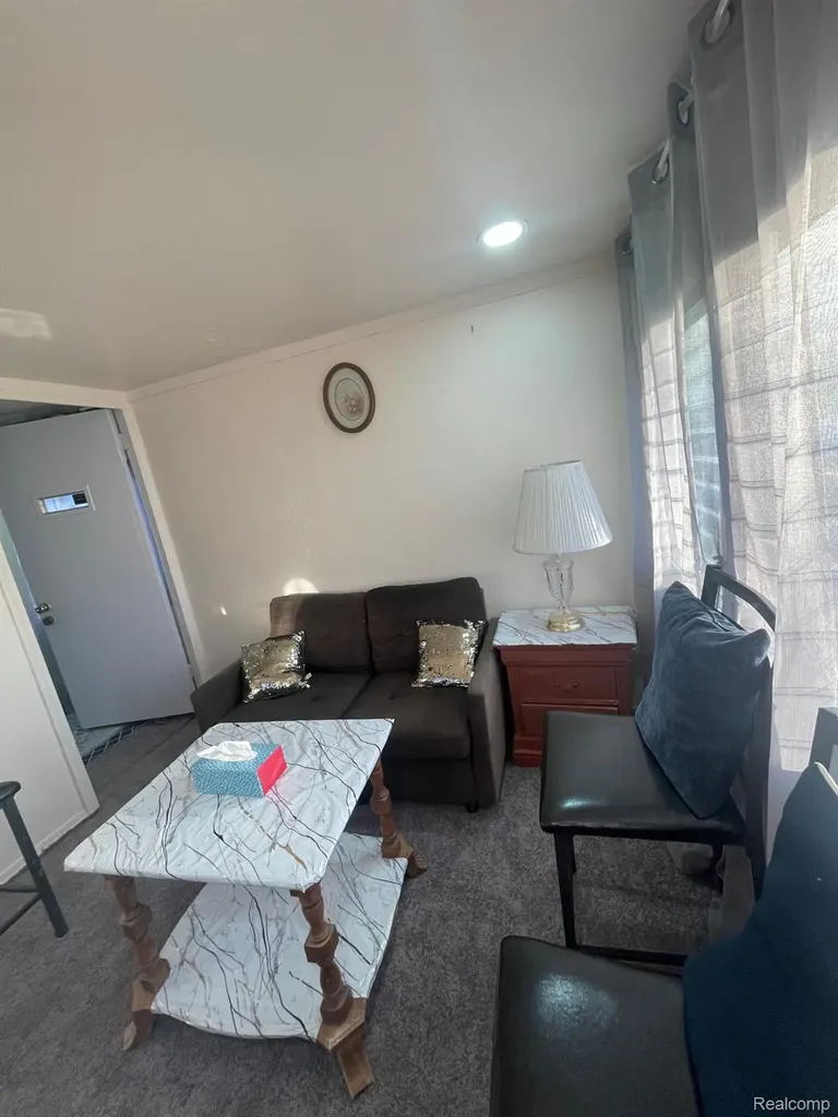 17297 W Outer Drive Dearborn Heights City MI 48127