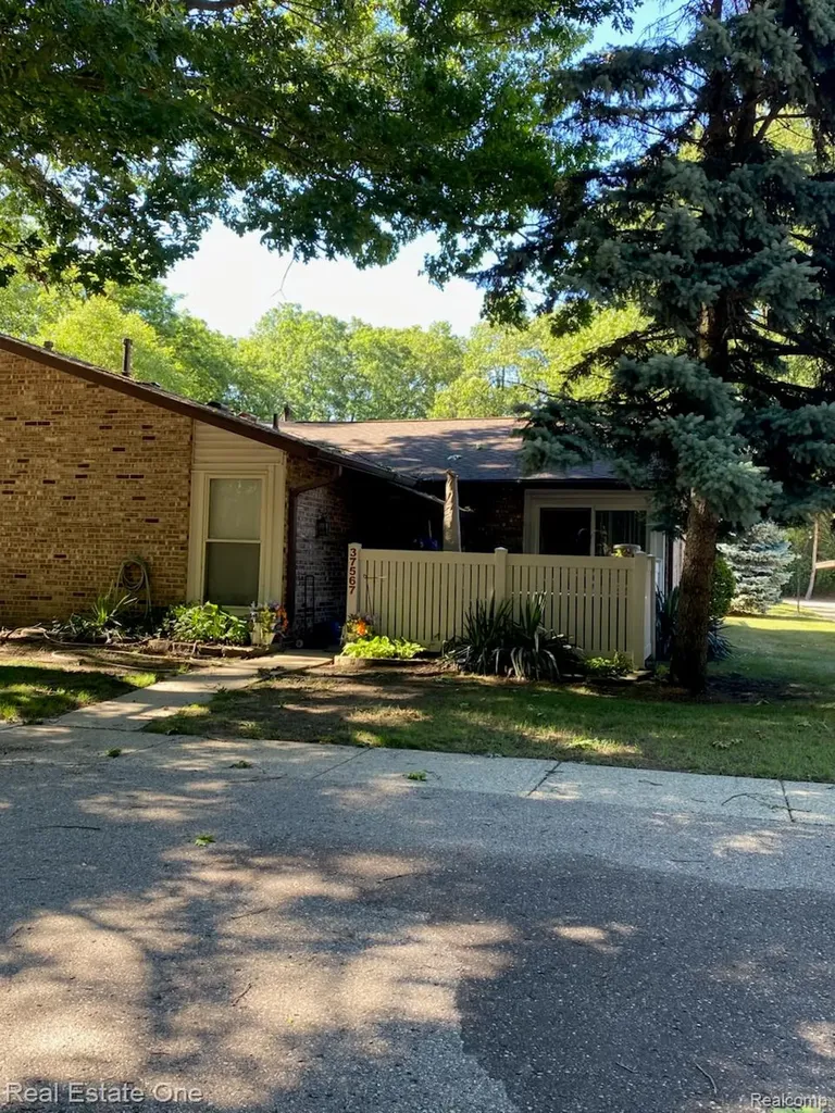 37567 Barkridge Circle Westland City MI 48185