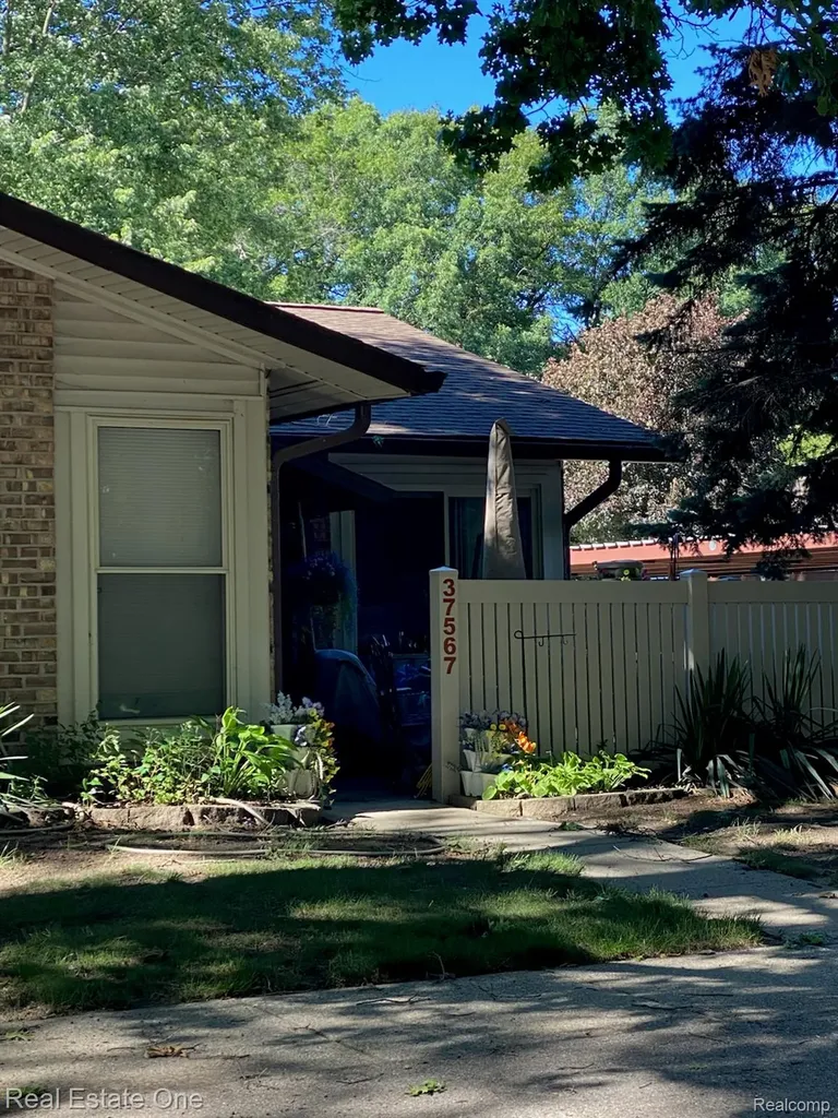 37567 Barkridge Circle Westland City MI 48185