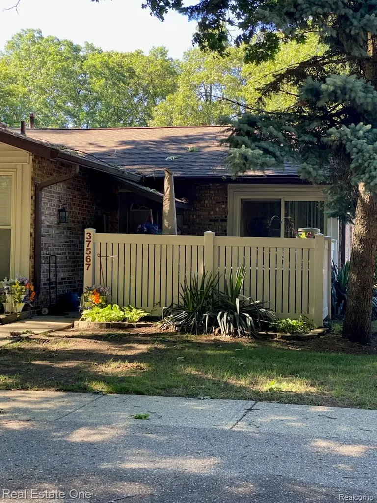 37567 Barkridge Circle Westland City MI 48185