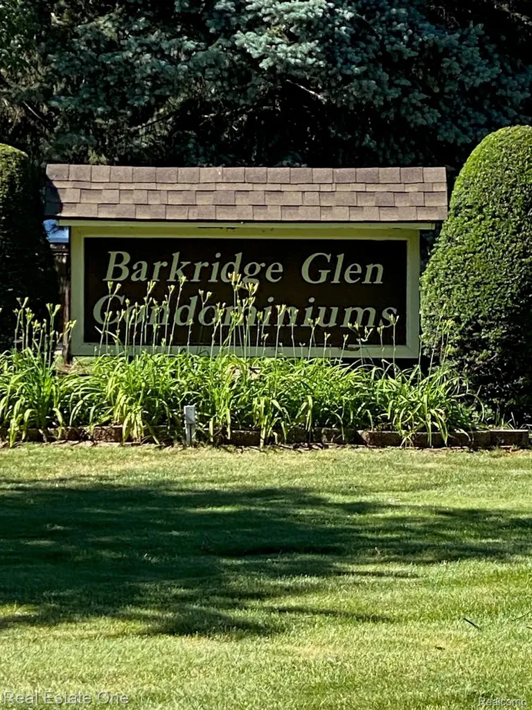 37567 Barkridge Circle Westland City MI 48185