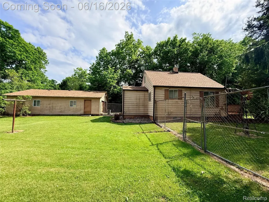 2386 Egleston Avenue E Burton City MI 48509