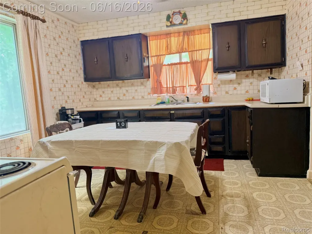2386 Egleston Avenue E Burton City MI 48509