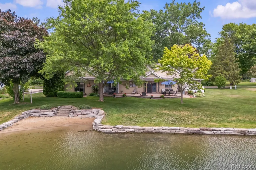 4178 Chevron Drive Highland Charter Township MI 48356