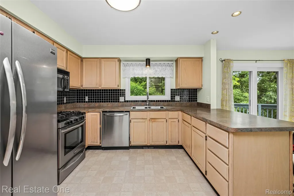 4642 Ponderosa Street Oakland Charter Township MI 48382
