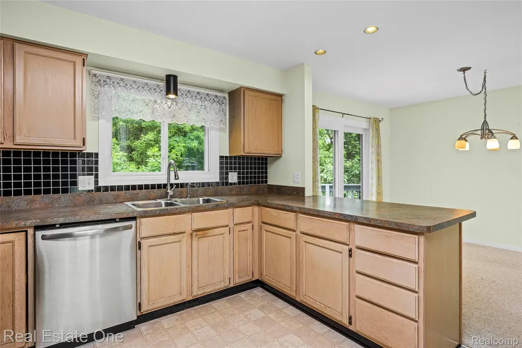 4642 Ponderosa Street Oakland Charter Township MI 48382