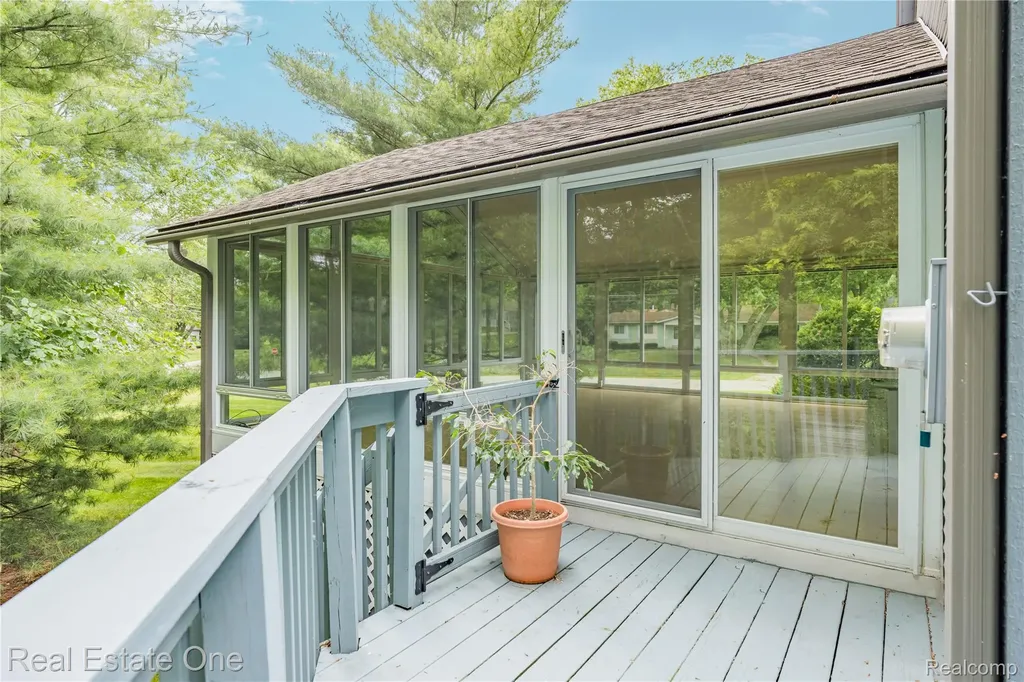 4642 Ponderosa Street Oakland Charter Township MI 48382