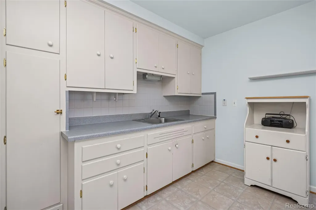 33441 Leona Street Garden City City MI 48135