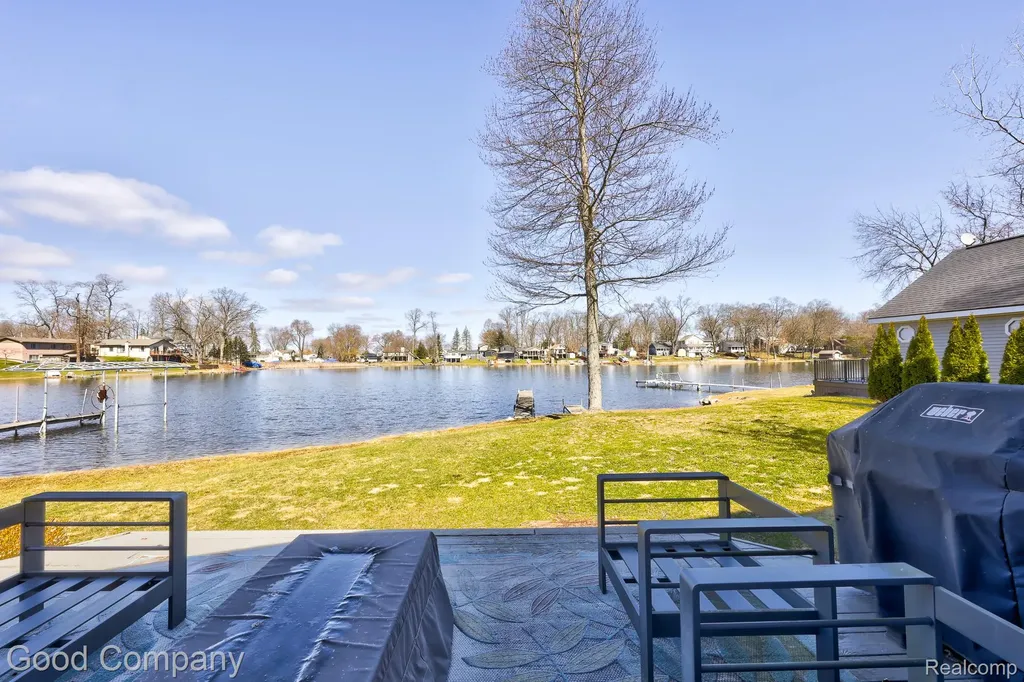 9526 Montgold Avenue White Lake Charter Township MI 48386