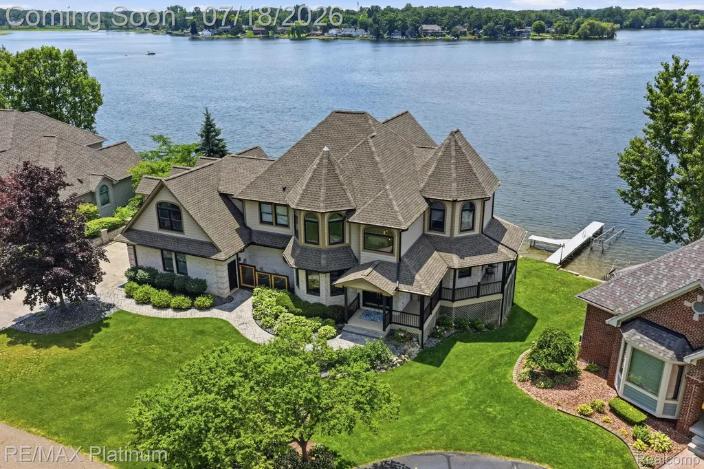 997 Thompson Shore Drive Oceola Township MI 48843