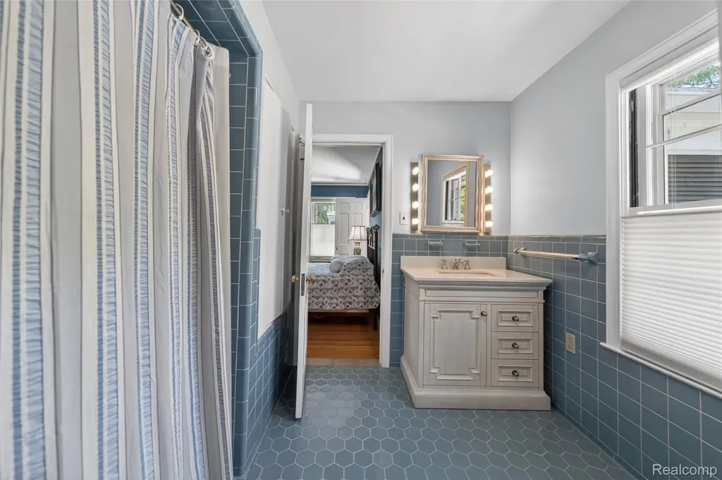66 Oxford Road Village Of Grosse Pointe Shores City MI 48236