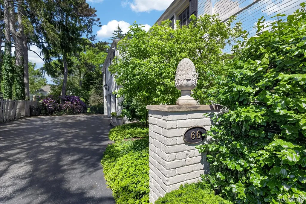 66 Oxford Road Village Of Grosse Pointe Shores City MI 48236