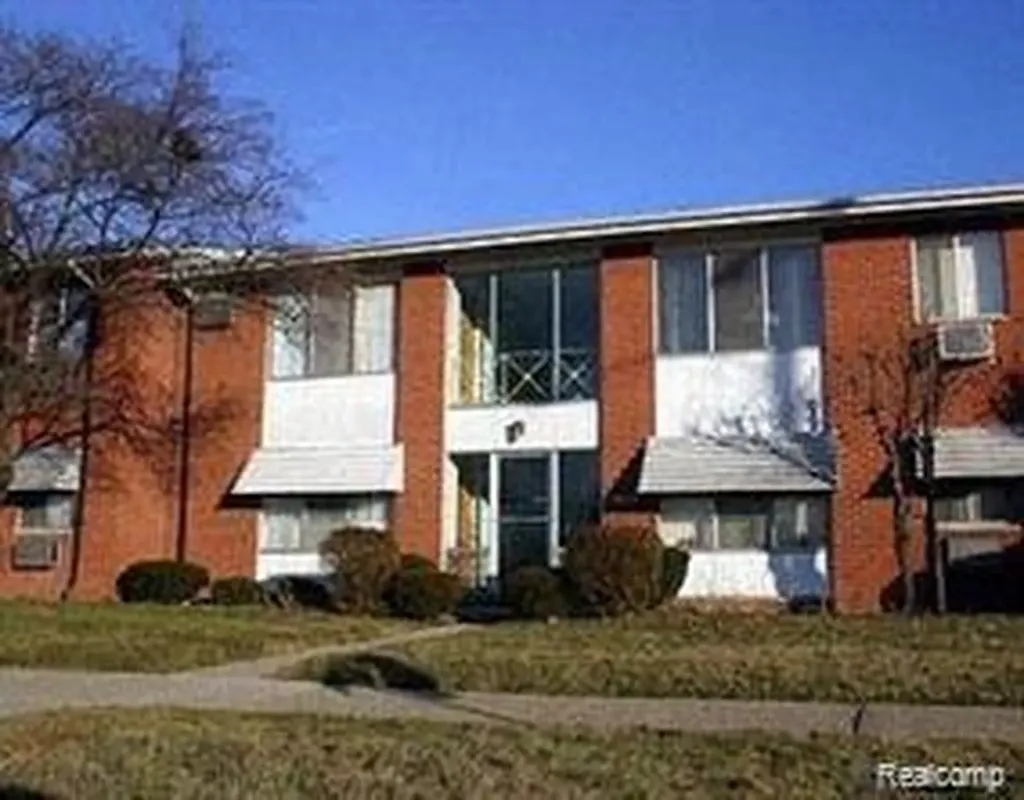 18510 W Chicago Detroit City MI 48228