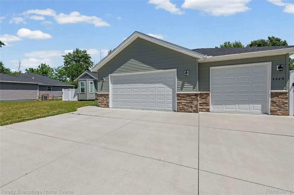 4429 River Road East China Township MI 48054