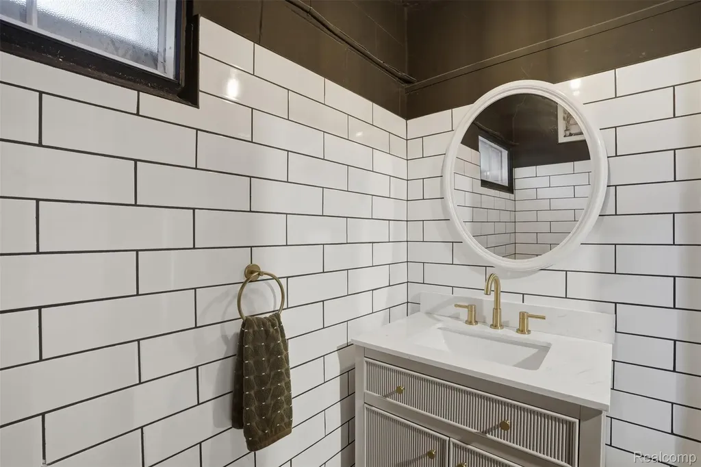 93 Oakdale Boulevard Pleasant Ridge City MI 48069