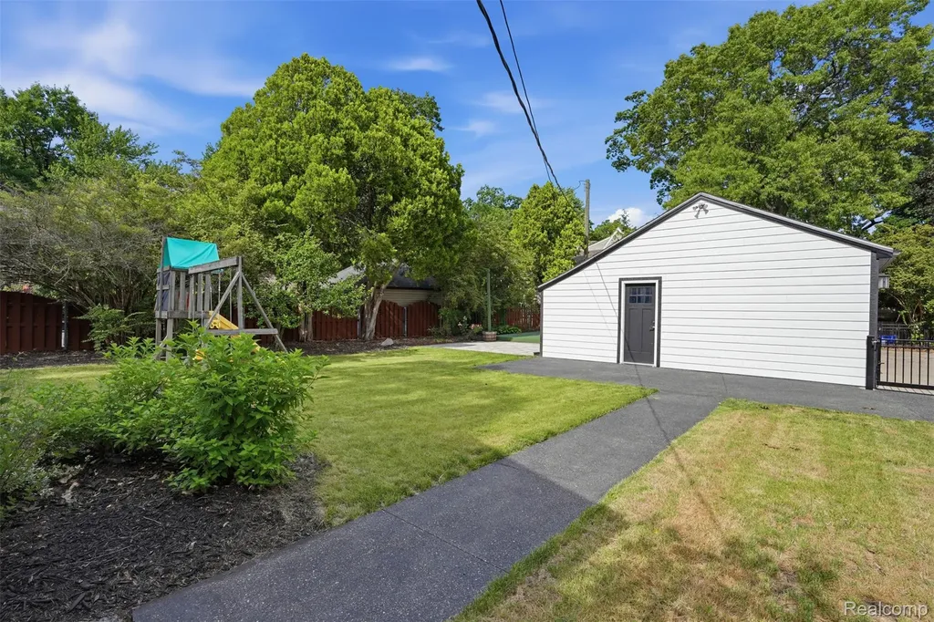 93 Oakdale Boulevard Pleasant Ridge City MI 48069