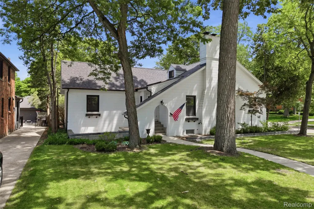 93 Oakdale Boulevard Pleasant Ridge City MI 48069
