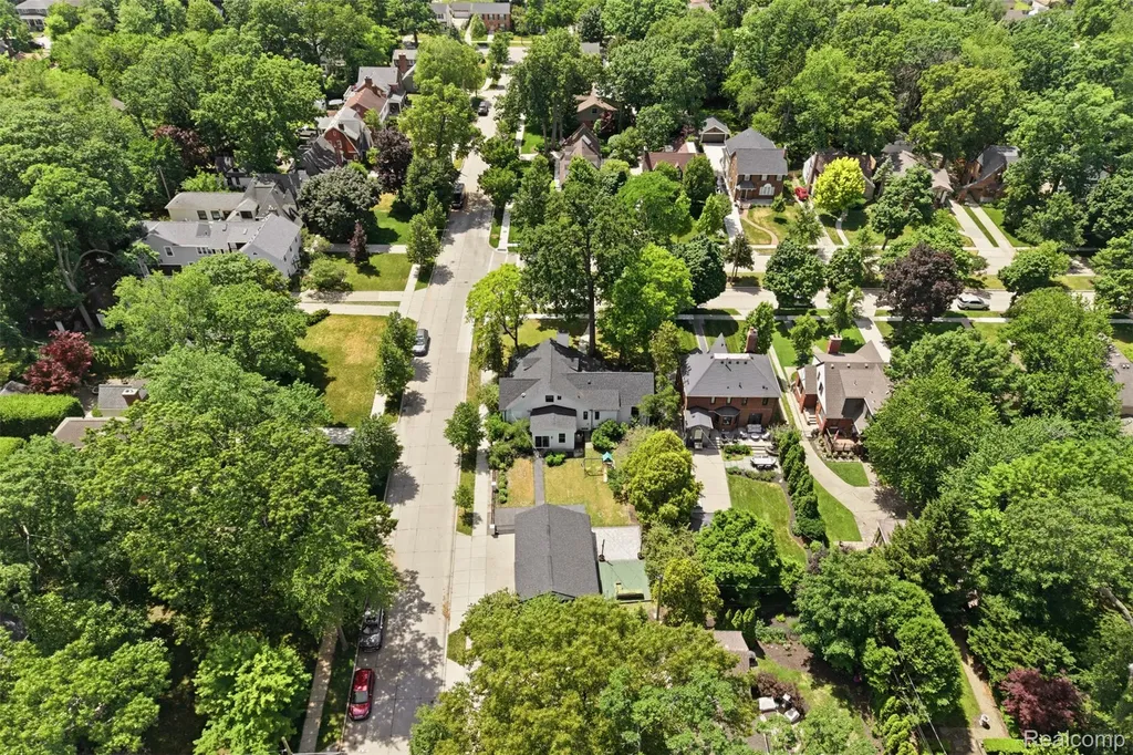 93 Oakdale Boulevard Pleasant Ridge City MI 48069
