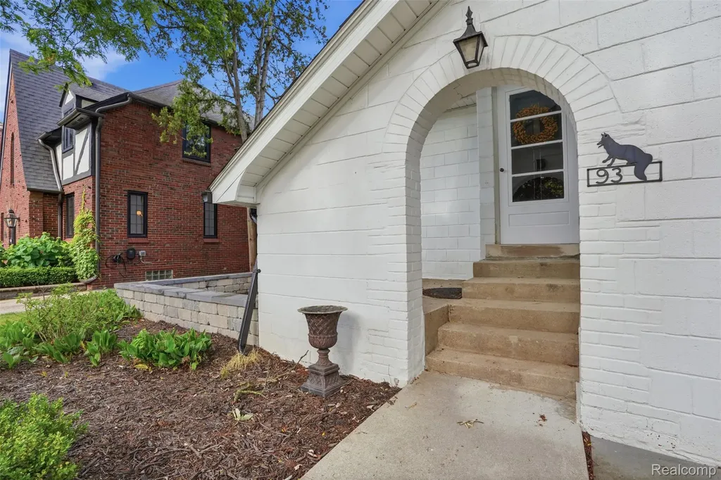 93 Oakdale Boulevard Pleasant Ridge City MI 48069