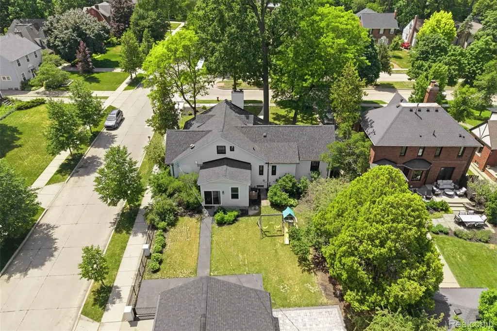 93 Oakdale Boulevard Pleasant Ridge City MI 48069
