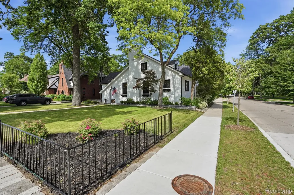 93 Oakdale Boulevard Pleasant Ridge City MI 48069