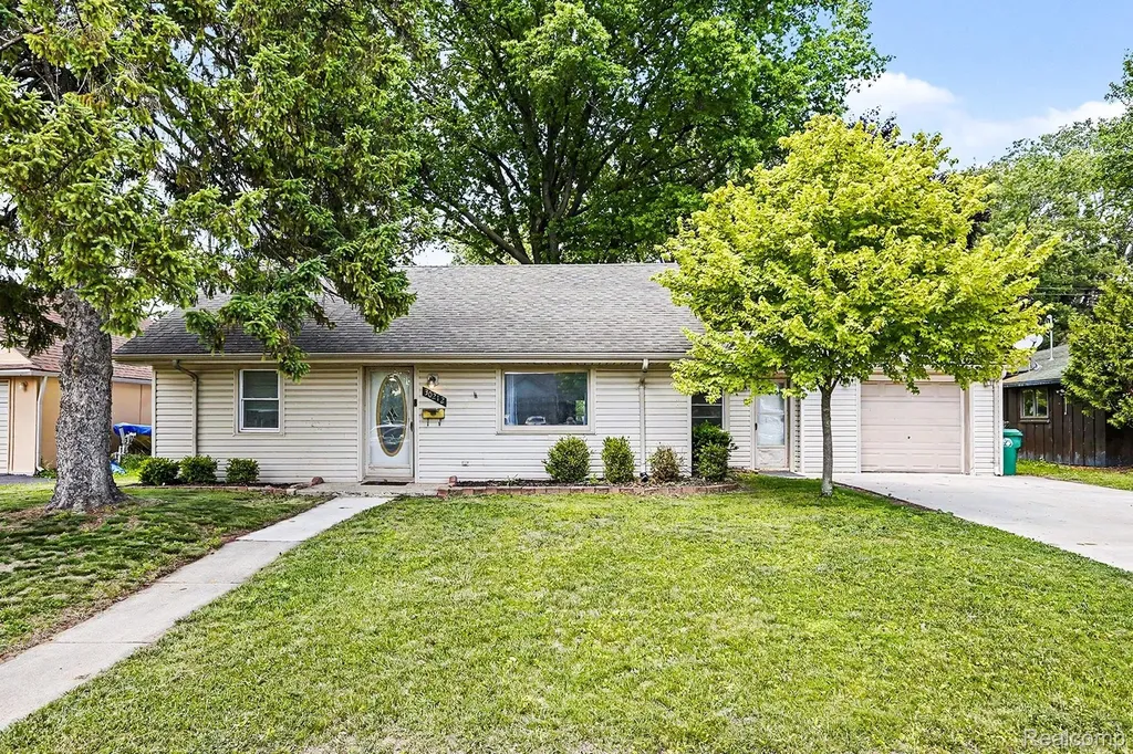30212 Beechwood Street Garden City City MI 48135