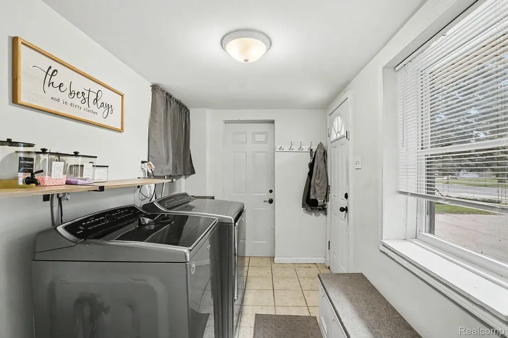 30212 Beechwood Street Garden City City MI 48135