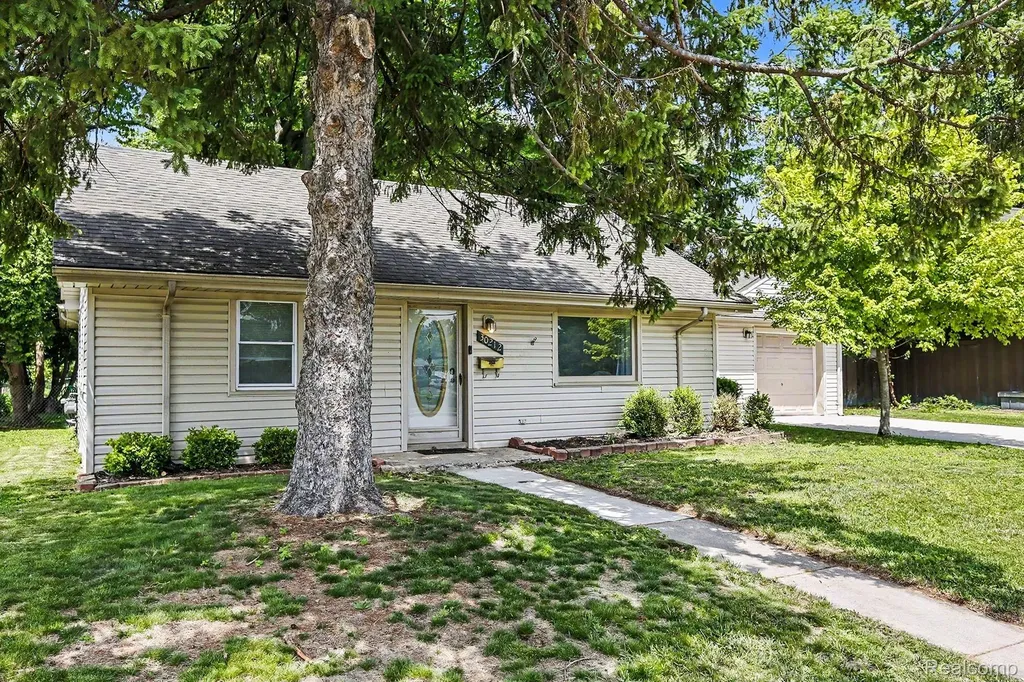 30212 Beechwood Street Garden City City MI 48135