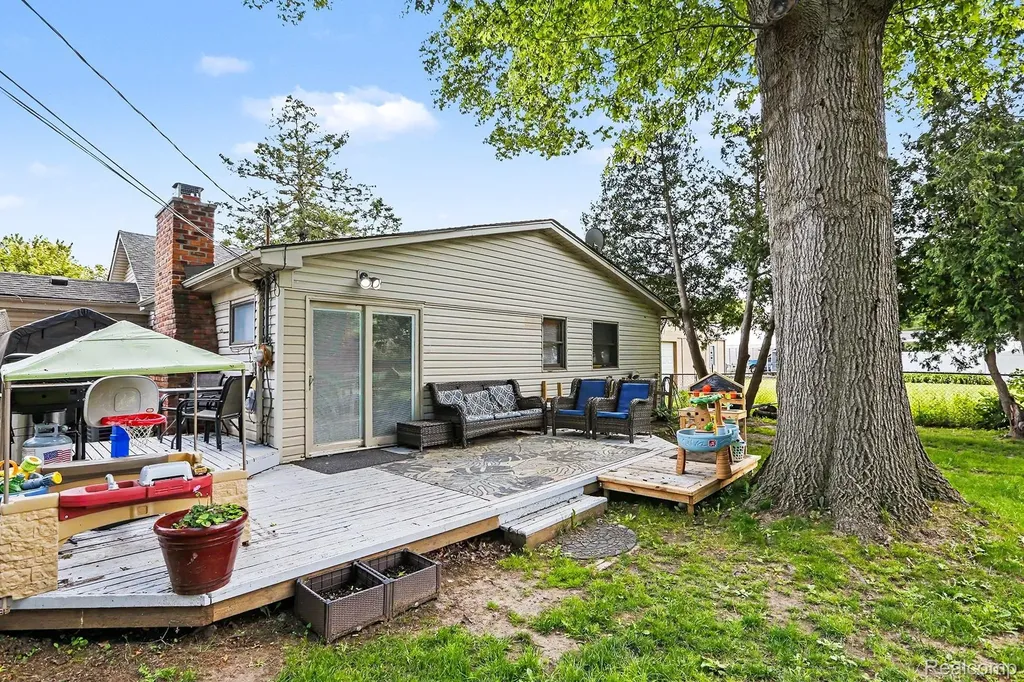 30212 Beechwood Street Garden City City MI 48135