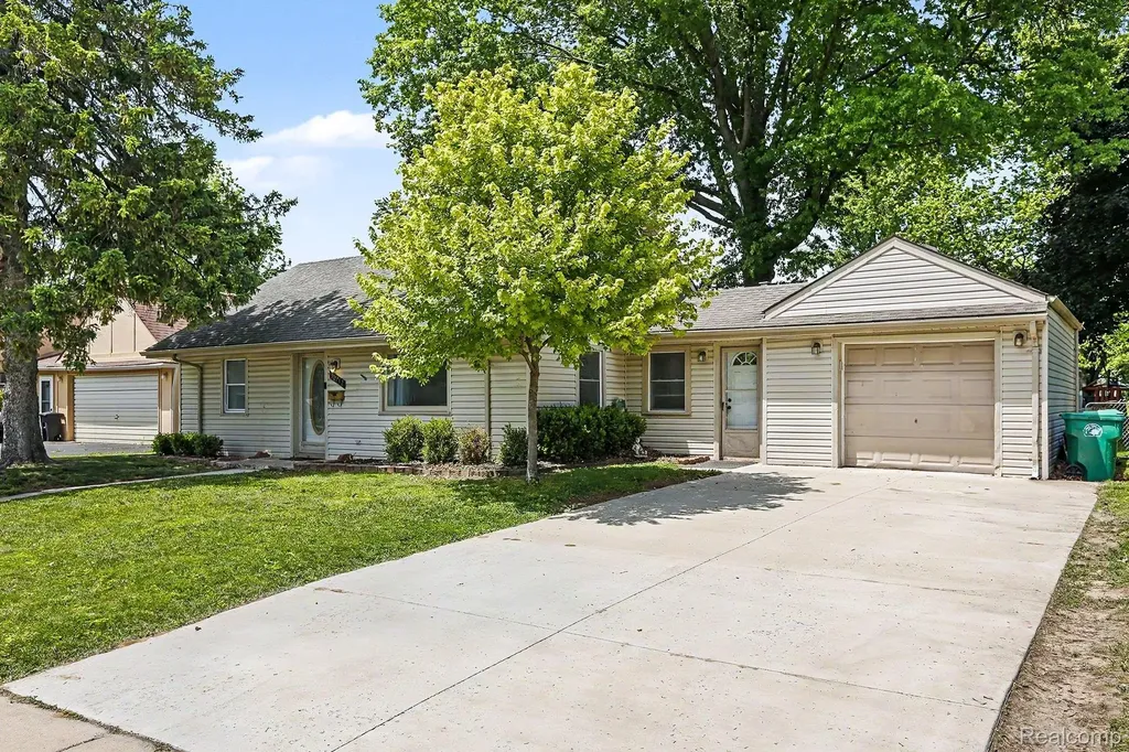 30212 Beechwood Street Garden City City MI 48135
