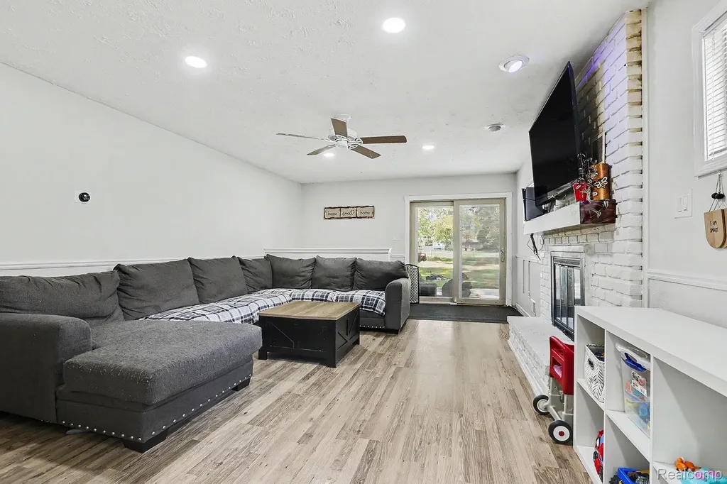 30212 Beechwood Street Garden City City MI 48135