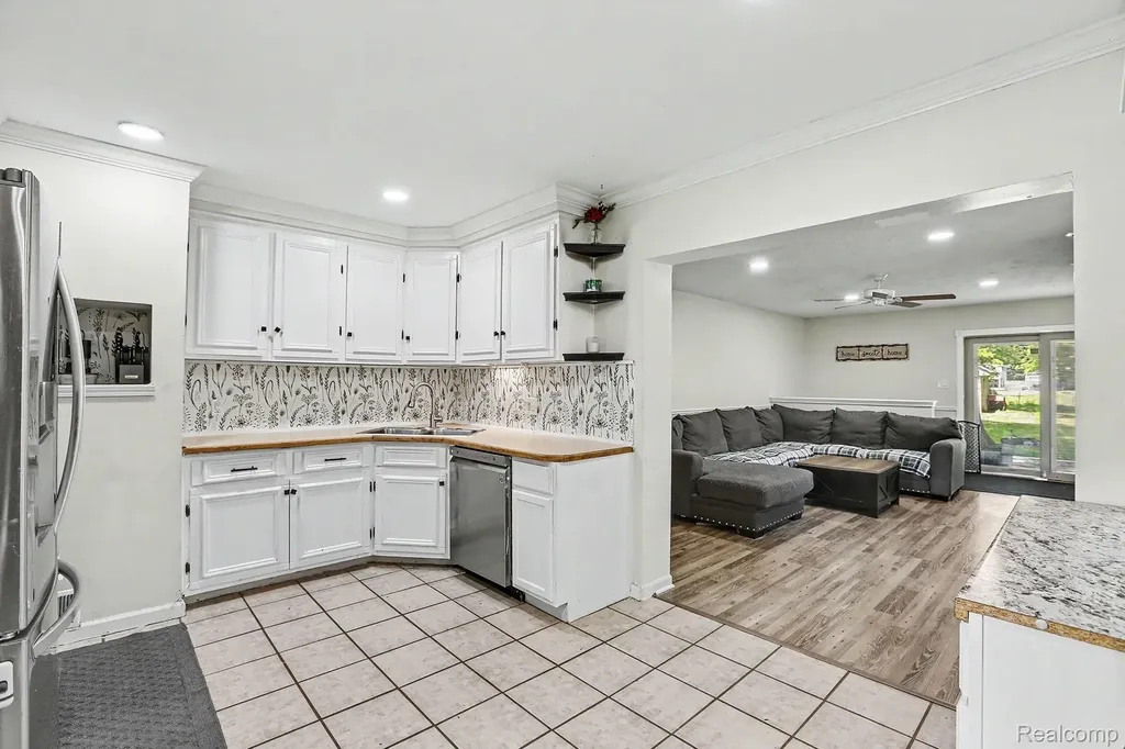 30212 Beechwood Street Garden City City MI 48135