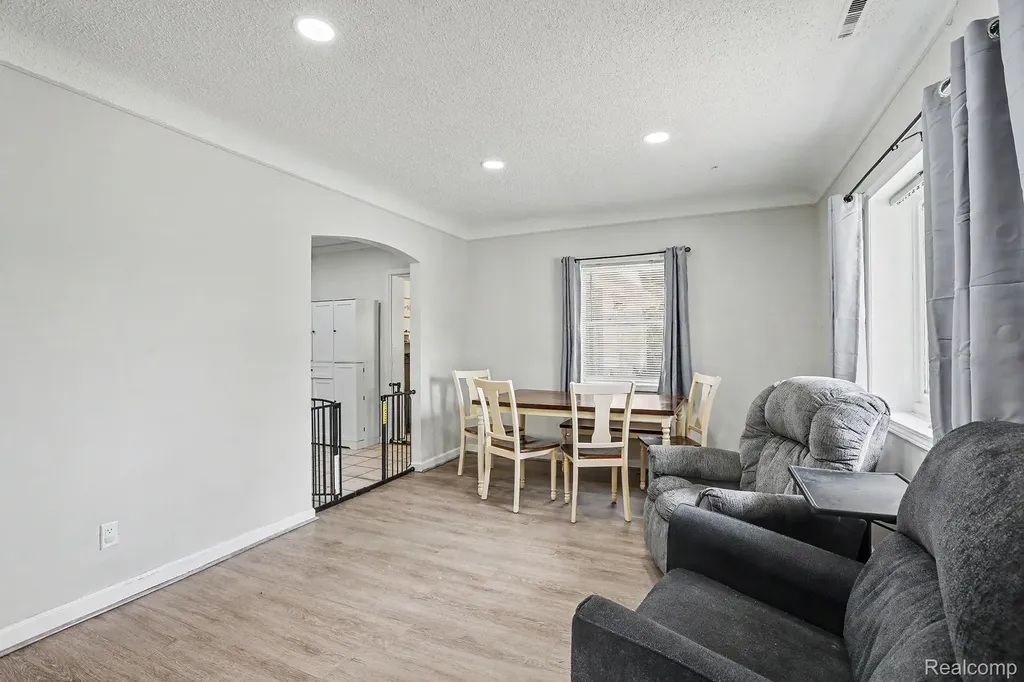 30212 Beechwood Street Garden City City MI 48135