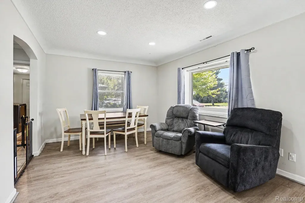 30212 Beechwood Street Garden City City MI 48135