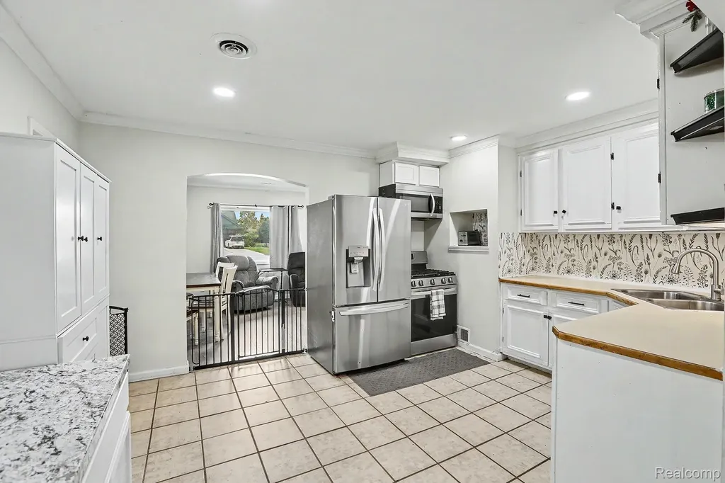 30212 Beechwood Street Garden City City MI 48135