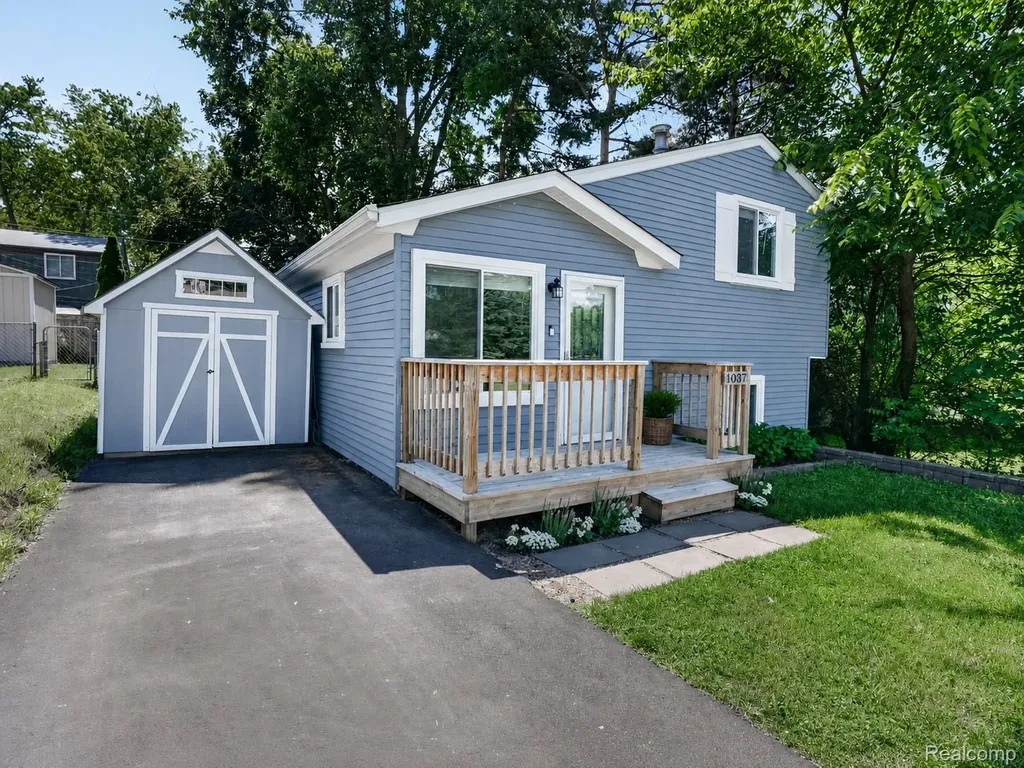 1037 Miami Avenue Waterford Charter Township MI 48327