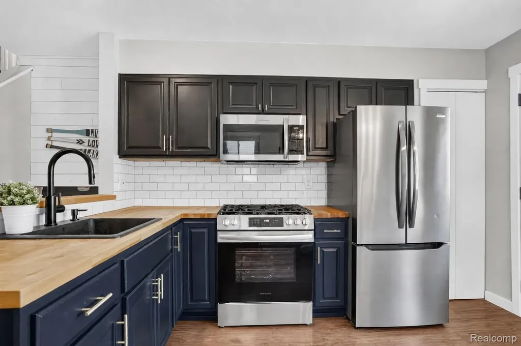 1037 Miami Avenue Waterford Charter Township MI 48327