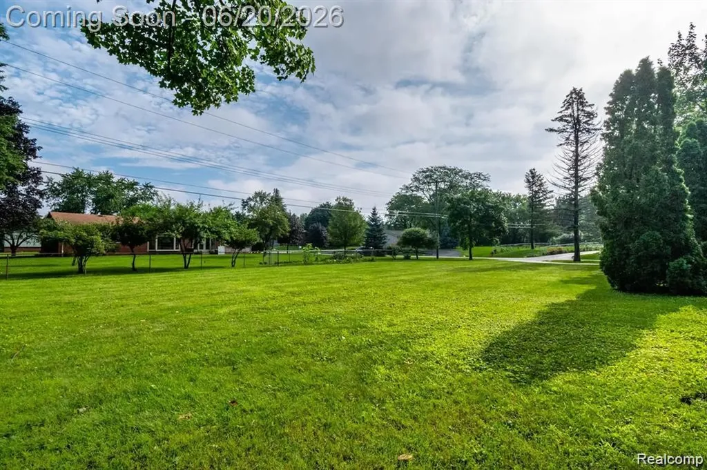 1239 Ashover Drive Bloomfield Charter Township MI 48304