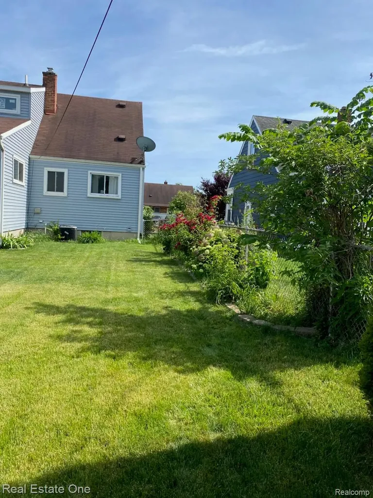 28936 Bridge Street Garden City City MI 48135