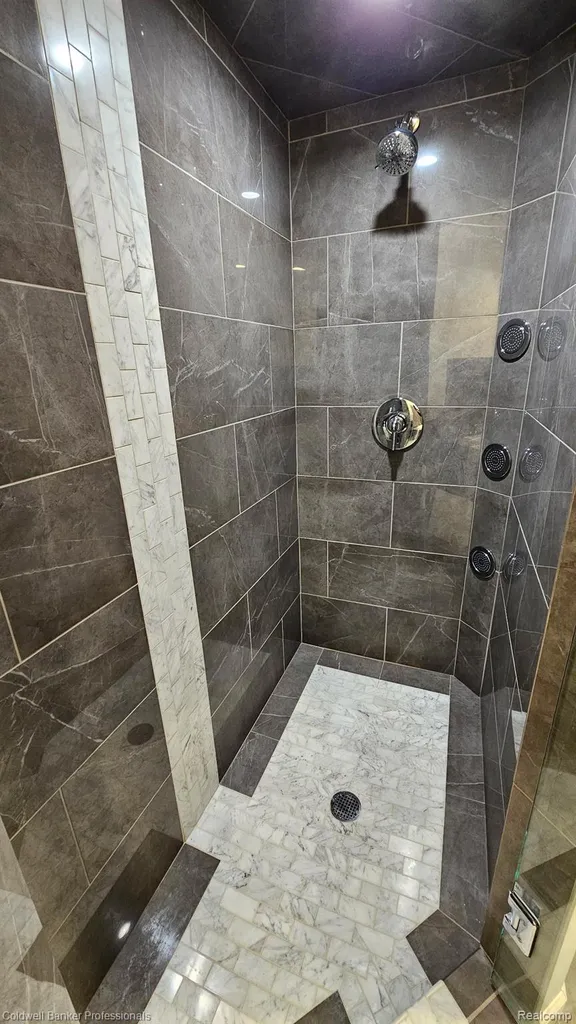 1647 Cass Lake Road Keego Harbor City MI 48320